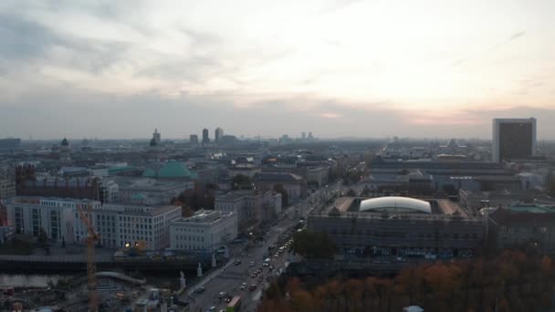 Imágenes aéreas panorámicas ascendentes de una gran ciudad al atardecer. Tráfico en larga calle recta. Berlín, Alemania — Vídeos de Stock