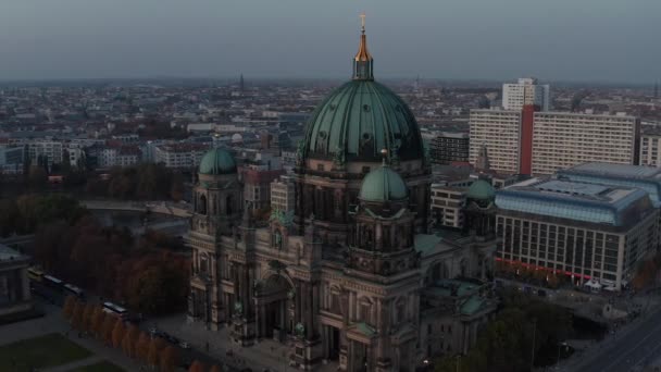 Vista elevada de la iglesia con gran cúpula verde. Catedral de Berlín al atardecer. Gran ciudad en el fondo. Berlín, Alemania — Vídeo de stock