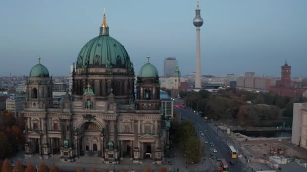Hacia delante vuelan alrededor de la catedral de Berlín en el crepúsculo. Torre de vigilancia de alta televisión, Fernsehturm, en el fondo. Berlín, Alemania — Vídeo de stock