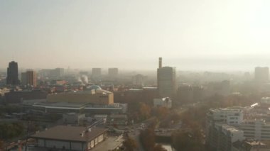 Şehir merkezinin üzerinden geriye doğru uç. Sabah güneşine karşı Tiergartenviertel 'deki binaların hava panoramik puslu görüntüsü. Berlin, Almanya