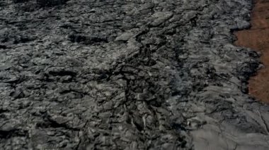 Lav alanının üzerinde alçaktan uçuyor. Yavaşça soğuyan manyetik maddeden oluşan engebeli bir kütle. Fagradalsfall volkanı. İzlanda, 2021