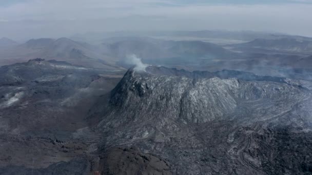Imágenes panorámicas aéreas de montañas volcánicas. Flujos de lava enfriados y rígidos que cubren el suelo. Volcán Fagradalsfjall. Islandia, 2021 — Vídeos de Stock