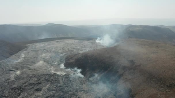 Filmato panoramico aereo di un massiccio campo di lave creato dopo l'eruzione del vulcano. Strato caldo e instabile di materiale magmatico. Vulcano Fagradalsfjall. Islanda, 2021 — Video Stock