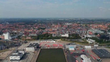 Danimarka 'nın Esbjerg limanının insansız hava aracı görüntüsü, Kuzey Denizi' nin en büyük ikinci limanı. Göz kamaştırıcı kuşlar şehrin ufuk çizgisini limana doğru hareket ederken görüyorlar.