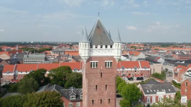Закройте обзор с воздуха медленным вращением камеры вокруг крыши Водонапорной башни в Эсбьерге, Дания. Водонапорная башня Эсбьерг - культовая водонапорная башня на вершине скалы — стоковое видео