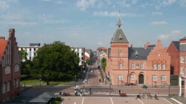 Danimarka 'nın en uzun yaya yolu olan Esbjerg' deki Torvegade 'in havadan görünüşü. Şehir merkezindeki güzel havanın tadını çıkaran yaya yürüyüşü ile caddenin karşısındaki uçuş.