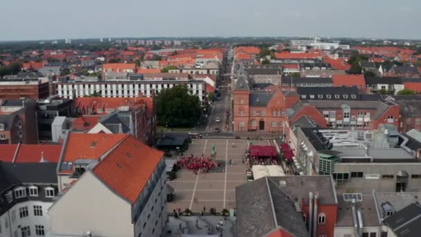 Danimarka 'nın Esbjerg kentindeki ünlü Torvet Meydanı' nın üzerinde belediye binası ve Christian IX heykeli olan Aerial Dolly. Boğulma manzarası, Danimarka 'nın en uzun yaya sokaklarından biri olan Torvegade caddesini gösteriyor. — Stok video
