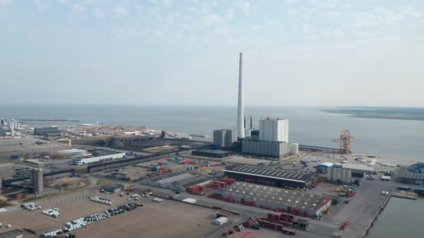 Danimarka 'daki Esbjerg enerji santrali üzerinde İHA hava görüntüsü. Steelcon elektrik santrali bacası İskandinavya 'nın en uzun bacasıdır. — Stok video