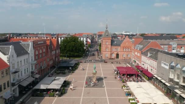 在丹麦埃斯比耶格的托韦特广场上空飞行，有基督九世和公社市政厅的雕像。自上而下的鸟瞰人行横道和全市风景全景 — 图库视频影像