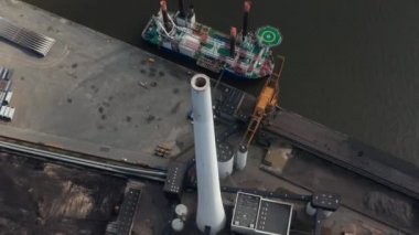 Danimarka 'nın Esbjerg kentindeki elektrik santralinin bacasından aşağıya doğru. İskandinavya 'nın en yüksek bacası olan kömür ve petrol santrallerinin genel manzarası