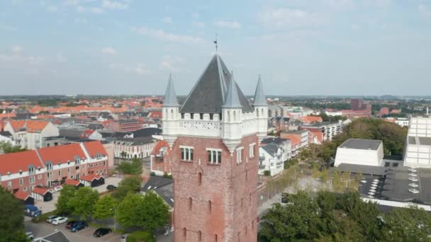 Cámara de visión aérea estática de la Torre de Agua de Esbjerg, Dinamarca. La torre de agua de Esbjerg es una torre de agua icónica en la cima de un acantilado — Vídeo de stock