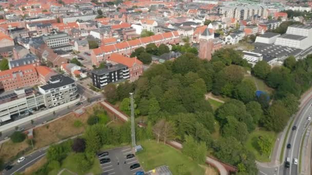Πτήση προς τα εμπρός πάνω από την πόλη του Esbjerg, Δανία Drone άποψη αποκαλύπτοντας Water Tower του Esbjerg, ένα εμβληματικό πύργο νερού ιστορικό μνημείο στην κορυφή ενός γκρεμού — Αρχείο Βίντεο