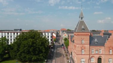 Danimarka, Esbjerg 'deki Torvet Meydanı' nın tersten görünüşü, Christian IX heykeli ve belediye binası. Birçok turist ve yayanın bulunduğu tarihi şehir merkezinin insansız hava aracı görüntüsü oluşturuluyor