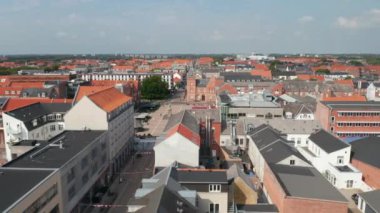 Tuğla binalar ve Christian IX heykeli olan ünlü Torvet Meydanı üzerinde hava manzarası. Esbjerg, Danimarka 'daki Torvet Meydanı üzerinde Uluslararası Ev' le birlikte yavaş kamera rotasyonu