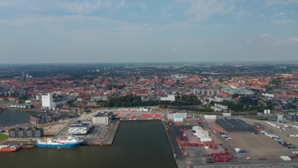 Flug vorwärts über den Seehafen Esbjerg, den wichtigsten Dänemarks und der Nordsee. Luftaufnahme, die ein schönes Stadtpanorama mit charakteristischem roten Backstein zeigt — Stockvideo