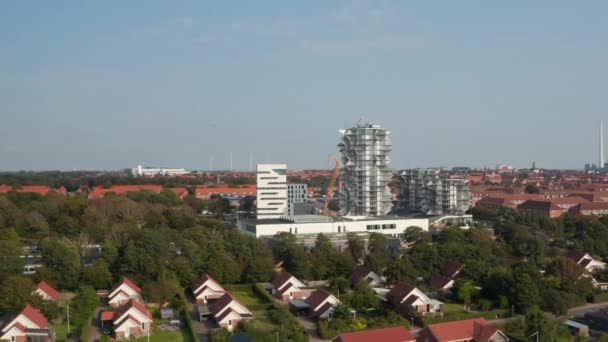 Birds eye drone άποψη της κατασκευής του Πύργου Esbjerg, το μέλλον φοιτητές σπίτι και τα διαμερίσματα του ξενοδοχείου. Αεροφωτογραφία που αποκαλύπτει την καμινάδα του σταθμού ηλεκτροπαραγωγής — Αρχείο Βίντεο
