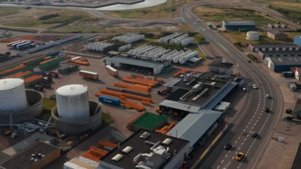 Vista aérea de tanques industriales de almacenamiento de petróleo en el puerto de Esbjerg, Dinamarca. Port Esbjerg es la base para todos los campos de petróleo y gas en el Mar del Norte — Vídeos de Stock
