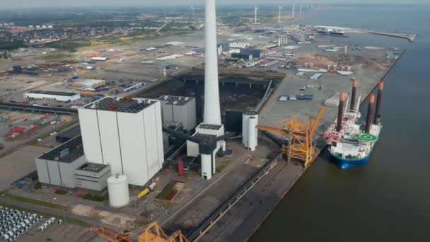 Mire hacia arriba la vista aérea sobre la ciudad de la central eléctrica de Esbjerg. Ojo de pájaro revelando la chimenea de la central eléctrica de carbón y petróleo — Vídeos de Stock