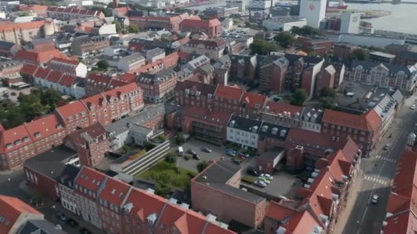 Framåt långsam flygning genom Esbjerg, Danmark, grannskap med karakteristisk tegelbyggnad. Fågelperspektiv avslöjar skorstenen i kol- och oljedrivna kraftverk nära hamnen — Stockvideo