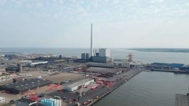 Overhead άποψη πάνω από την πόλη του Esbjerg με το λιμάνι του και την καμινάδα του άνθρακα και πετρελαίου τροφοδοτείται εργοστάσιο παραγωγής ηλεκτρικής ενέργειας. Αυτή η καμινάδα είναι η ψηλότερη στη Σκανδιναβία. — Αρχείο Βίντεο