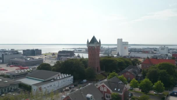 Drone powolny obrót kamery wokół Water Tower w Esbjerg, Dania, kultowa wieża ciśnień na szczycie klifu z widokiem na najważniejszy port Morza Północnego — Wideo stockowe