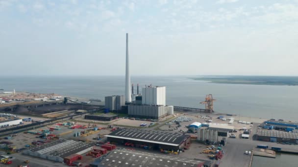 Panning air view over the power plant of Esbjerg, Denmark. Komín elektrárny Steelcon je nejvyšší ve Skandinávii — Stock video