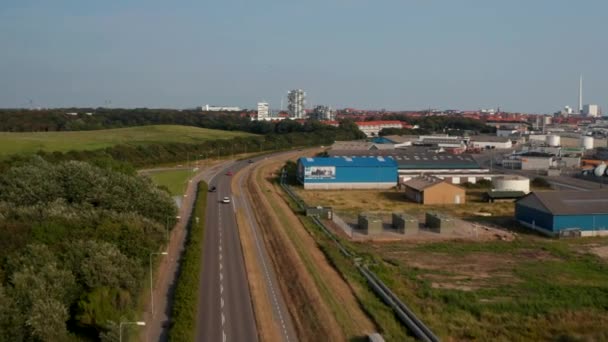 Pemandangan udara kawasan industri Esbjerg, Denmark. Tampilan Drone menunjukkan Menara Esbjerg sedang dibangun di latar belakang — Stok Video