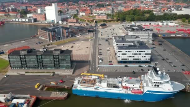 Kuzey Denizi 'nin en büyük limanlarından biri olan Esbjerg limanının kuş gözü. İleri uçuş şehrin çarpıcı siluetini ve manzarasını gözler önüne seriyor. — Stok video