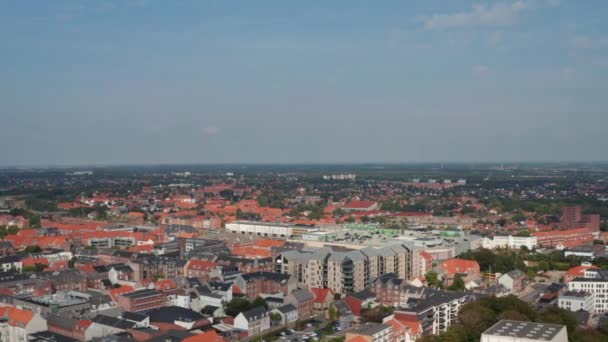 Αεροφωτογραφία της πόλης Esbjerg, Δανία. Κηφήνας θέα πτήση προς τις γειτονιές και την οροφή τούβλο ενός από τα πιο σημαντικά λιμάνι της Βόρειας Θάλασσας — Αρχείο Βίντεο