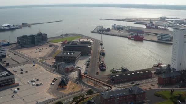 Flygfoto över Esbjergs hamn, en av Nordsjöns största hamnar. Denna hamn är den primära hamnen för olje- och gassektorn och ledande för havsbaserad vindkraft i Europa — Stockvideo