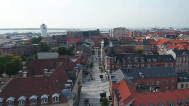 Αεροφωτογραφία του Torvegade, ενός από τους μεγαλύτερους πεζόδρομους του Denmark, στο Esbjerg. Πάνω προς τα κάτω άποψη του κέντρου της πόλης με χαρακτηριστικό τούβλο κτίριο και πεζόδρομο και ψώνια — Αρχείο Βίντεο