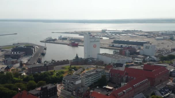Letecký pohled na Esbjerg přístav, primární přístav pro ropný a plynárenský sektor a vedoucí pro větrnou energii na moři v Evropě. Vysokoúhlý pohled na Valsemollen, společnost vyrábějící obilné a moučné výrobky — Stock video