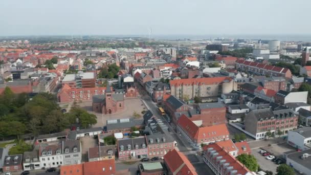 Kurtarıcımız Kilisesi 'nden Vor Frelser Kirke ile birlikte Danimarka, Esbjerg üzerinden hava görüntüsü. Şehir caddesi üzerindeki insansız hava aracı görüntüsü kuzey denizinin en önemli limanlarından birini gösteriyor. — Stok video