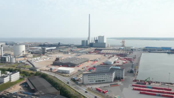 Pomalu se otáčející ptáci přejíždějí přes Esbjergský přístav a ocelový komín uhelné elektrárny. Tento komín je nejvyšší ve Skandinávii — Stock video