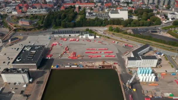 Ψάξτε στον εναέριο χώρο του σταθμού που αποκαλύπτει τον ορίζοντα της πόλης του Esbjerg, Δανία. Η πόλη είναι ένα από τα σημαντικότερα λιμάνια της Σκανδιναβίας — Αρχείο Βίντεο