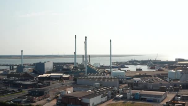 Vista aérea de las chimeneas de las industrias petroquímicas en Esbjerg, Dinamarca, puerto marítimo. El puerto de Esbjerg es uno de los puertos más importantes del Mar del Norte para yacimientos de petróleo y gas — Vídeo de stock