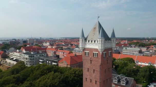 Κλείστε εναέρια άποψη αργή περιστροφή της κάμερας γύρω από την οροφή του Water Tower του Esbjerg, Δανία. Esbjerg Water Tower είναι ένα εικονικό πύργο νερού στην κορυφή ενός βράχου με θέα το λιμάνι — Αρχείο Βίντεο