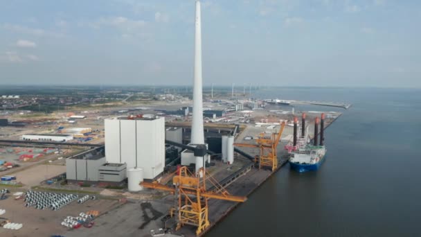 Αργή περιστροφή πουλιά μάτι πάνω από το λιμάνι Esbjerg και την καμινάδα του άνθρακα Steelcon καύση σταθμό παραγωγής ηλεκτρικής ενέργειας. Αεροφωτογραφία που αποκαλύπτει το λιμάνι στο βάθος, το πιο σημαντικό της βόρειας θάλασσας — Αρχείο Βίντεο
