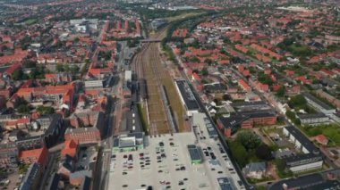 Danimarka 'nın küçük bir kasabasının merkezindeki tren istasyonunun üzerinden geriye doğru uç. Küçük Danimarka kasabasının hava panoramik manzarası. Esbjerg Banegard, Esbjerg, Danimarka.