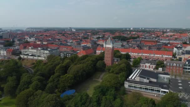 Vista aérea deslizante sobre el monumento de la Torre del Agua en Esbjerg, Dinamarca. Este emblemático hito histórico se encuentra en la cima de un acantilado y en la azotea se puede apreciar un panorama panorámico de la ciudad — Vídeos de Stock