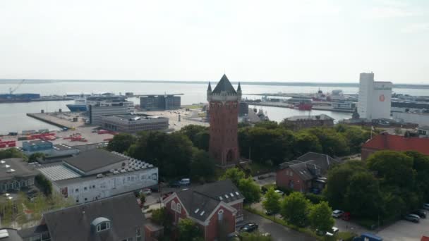 Oko ptaków wokół wieży ciśnień w Esbjerg w Danii. Esbjerg Water Tower jest duńskim zabytkiem na szczycie klifu z widokiem na port. Powolny obrót kamery — Wideo stockowe