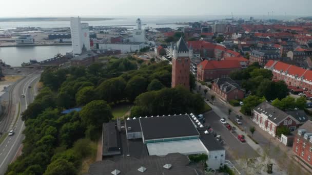 Widok z lotu ptaka wolny obrót kamery wokół Water Tower w Esbjerg w Danii. Esbjerg Water Tower to kultowa wieża ciśnień na szczycie klifu z widokiem na port — Wideo stockowe