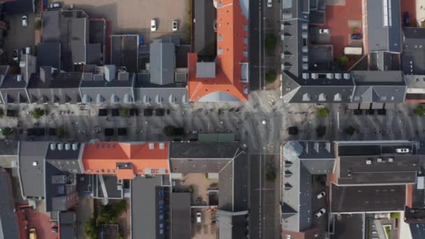 Όψη του Torvegade στο Esbjerg, μια από τις μεγαλύτερες λεωφόρους πεζών Denmarks. Πάνω προς τα κάτω θέα panning με πεζόδρομο στο κέντρο της πόλης και τουριστικές απολαμβάνοντας αξιοθέατα — Αρχείο Βίντεο