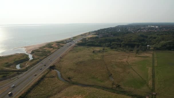 Vedere aeriană din Esbjerg, Danemarca. Vedere dronă care se îndreaptă spre Men Meets The Sea, un monument de patru bărbați de culoare albă înaltă de 27 de metri, cu vedere la plaja Saedding — Videoclip de stoc