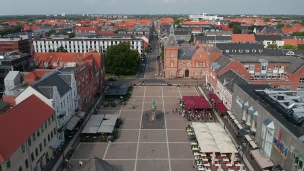 丹麦埃斯比耶格著名的托尔韦广场的空中景观，有基督九世雕像和公社市政厅。向后揭示了Torvegade，标志最长的人行横道之一 — 图库视频影像