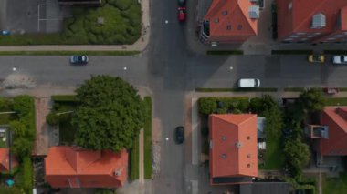 Danimarka 'nın Esbjerg kentindeki havadan kuşların gözü üzerimizde. Tepeden aşağı, yavaş uçuş manzaralı yaya yolda yürüyor ve otoparkta park edilmiş bir araba var.