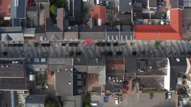 Вид зверху вниз на Торвегаду в Есбьерг, один з найдовших пішохідних проспектів Денмарша. Навітряний рейс з пішоходом прогулюючись у центрі міста і автостоянки парковки — стокове відео
