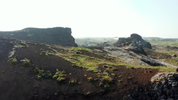 Bella vista aerea del paesaggio roccioso in Islanda. Incredibile drone vista uccelli occhio di spettacolari scogliere sassose. Bellezza nella natura — Video Stock