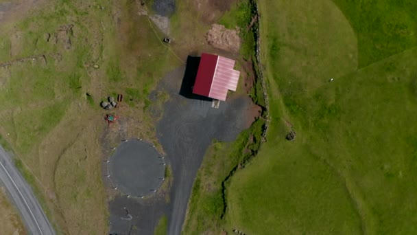 从上往下鸟瞰冰岛农村的一座农舍.冰岛草原上一座孤立房屋的空中俯瞰 — 图库视频影像
