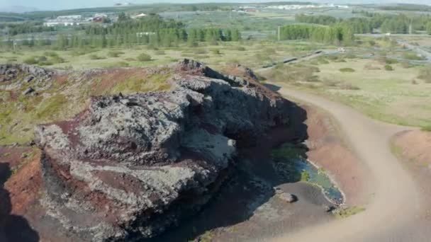 Majestatyczny niesamowity widok z lotu ptaka na skaliste wzgórze w Islandii. Piękno w przyrodzie, spektakularny krajobraz z kamiennymi klifami panorama — Wideo stockowe